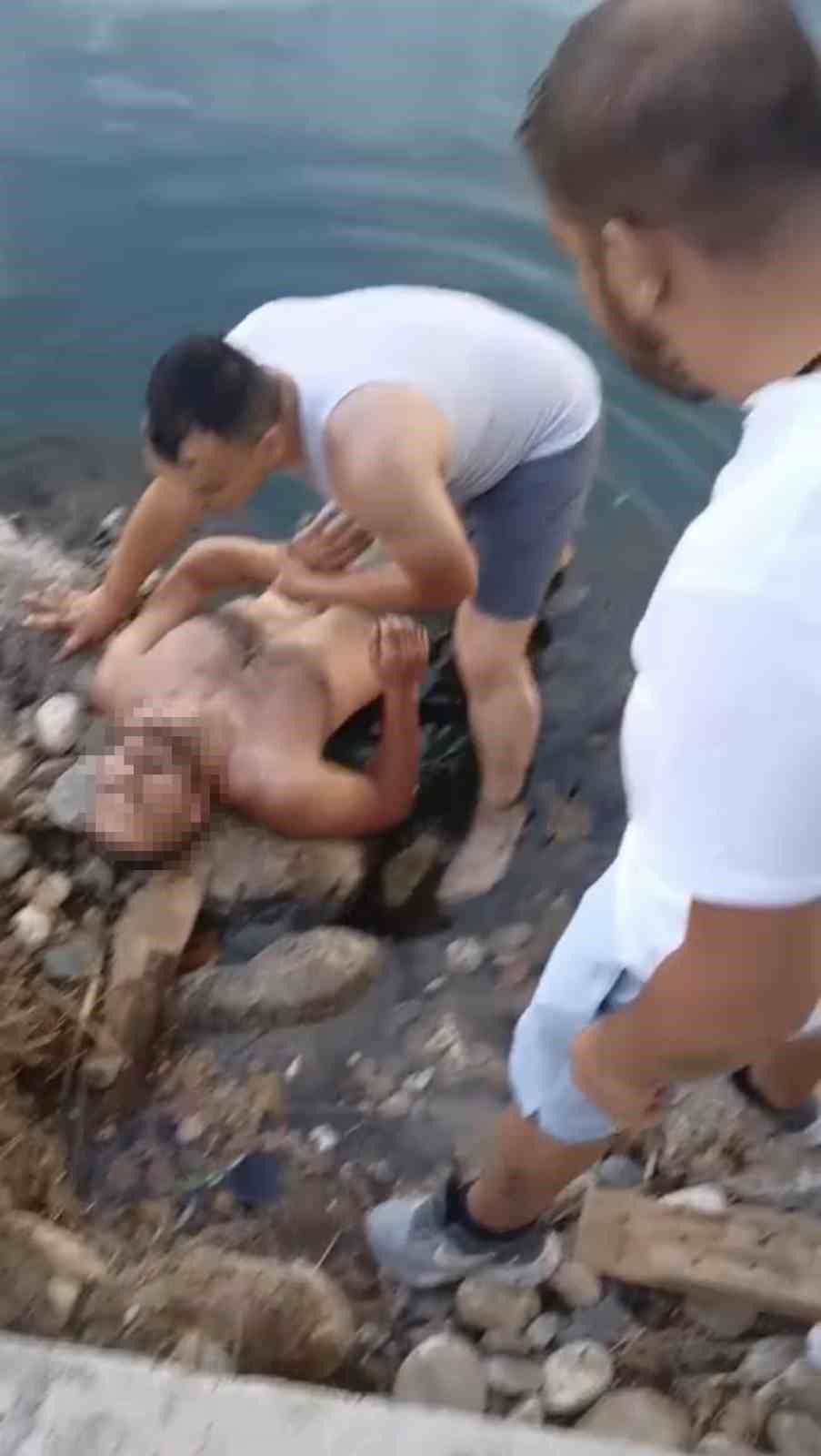 Denizde boğulma tehlikesi geçiren vatandaşı dalgıç kurtardı 6 denizde bogulma tehlikesi geciren vatandasi dalgic kurtardi 2
