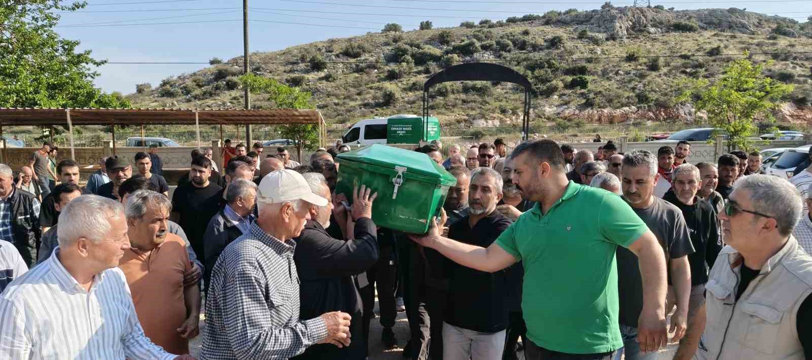 denizde cansiz bedenleri bulunmustu iki arkadastan birinin cenazesi defnedildi 3 eyfIzPQ1