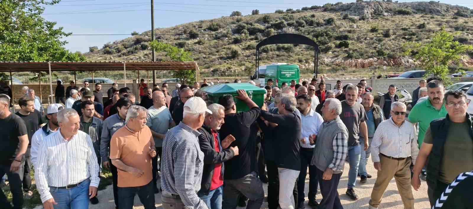 denizde cansiz bedenleri bulunmustu iki arkadastan birinin cenazesi defnedildi 4