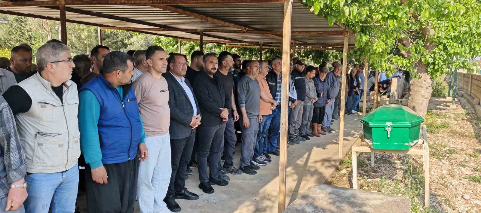 denizde cansiz bedenleri bulunmustu iki arkadastan birinin cenazesi defnedildi 6 R5YEOMlD
