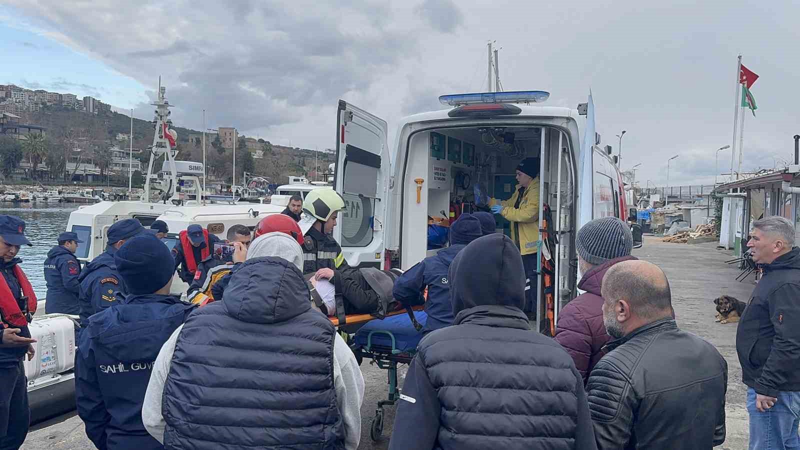 denizde cirpinan vatandas sahil guvenlik ekiplerince kurtarildi 1