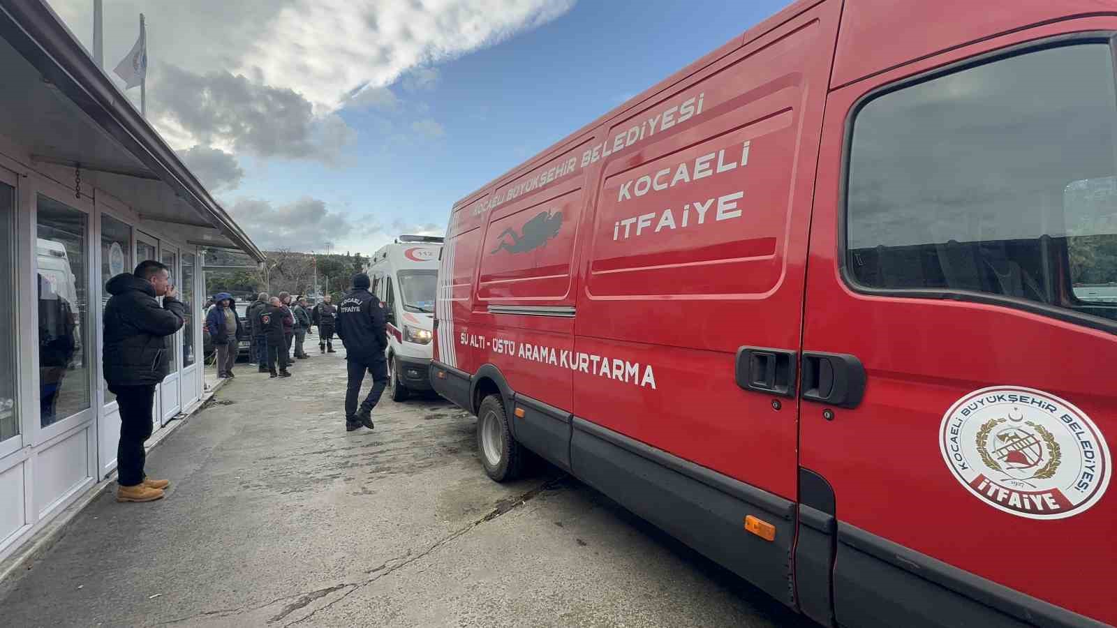 denizde cirpinan vatandas sahil guvenlik ekiplerince kurtarildi 2 KzBULL7v