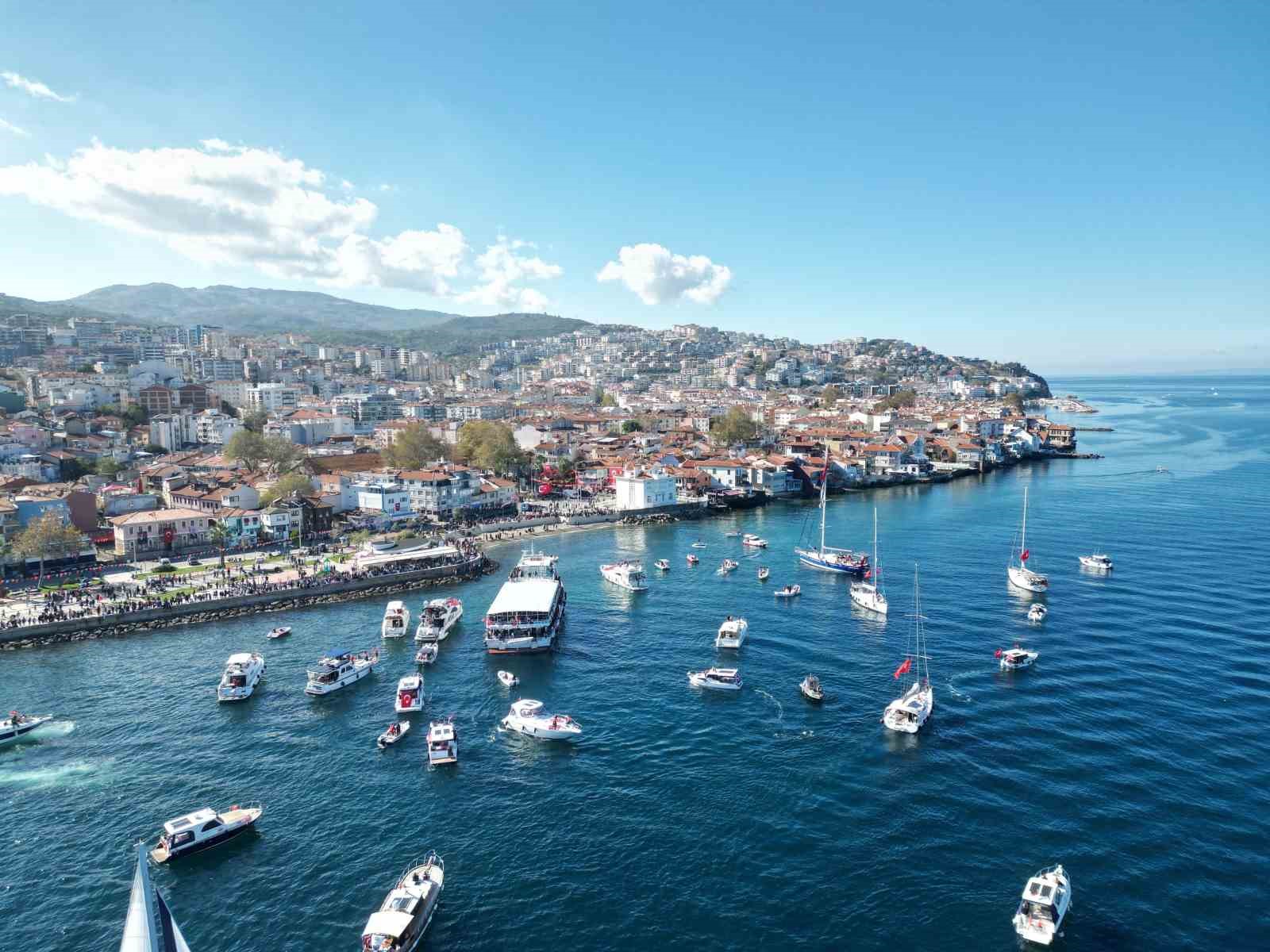 denizde onlarca tekne kortej yapti 0 dtWKX4Zv