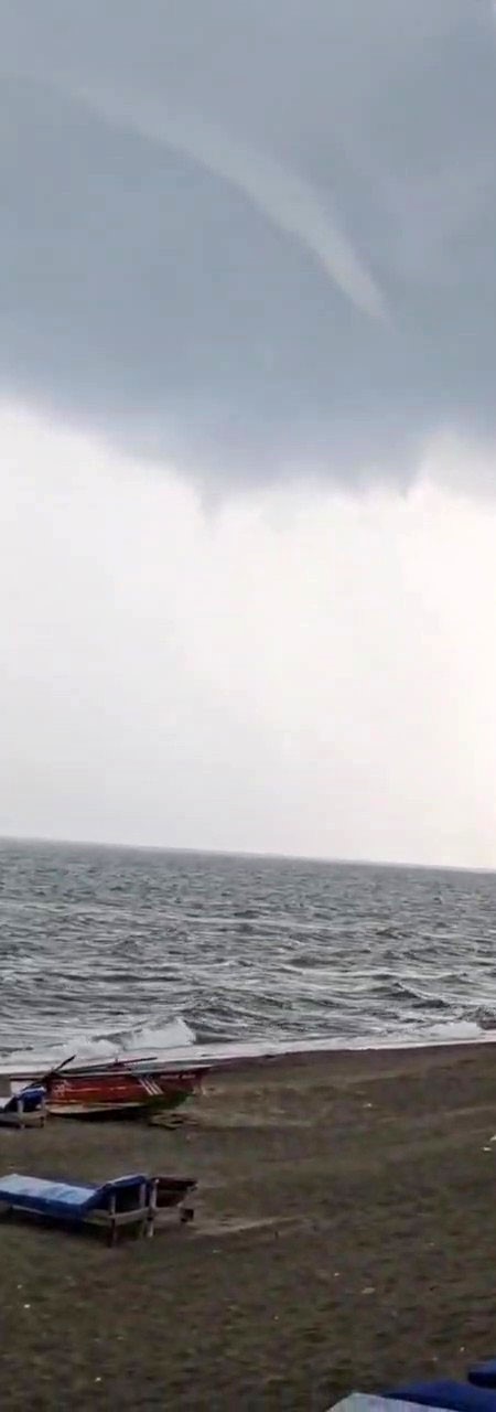 denizden yukselen hortum korku dolu anlar yasatti 1 ktLHv2PF