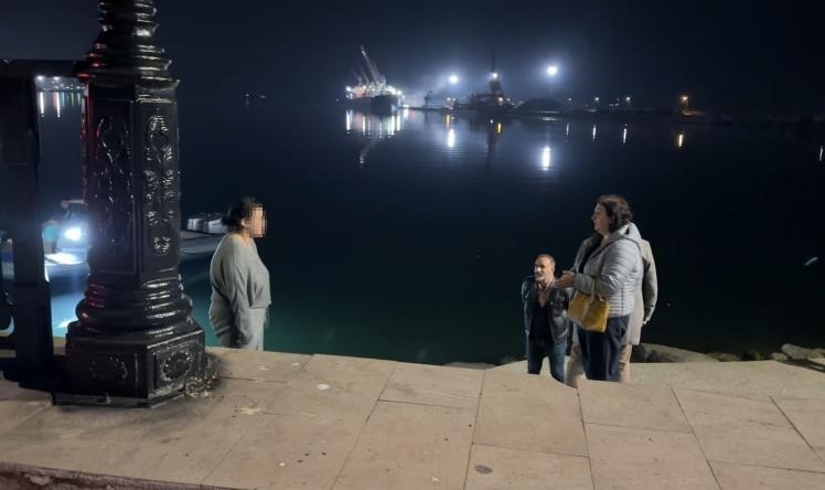 Denize atlamak isteyen genç kızı anne ve babası ikna etti 5 denize atlamak isteyen genc kizi anne ve babasi ikna etti 1 LD34187Y