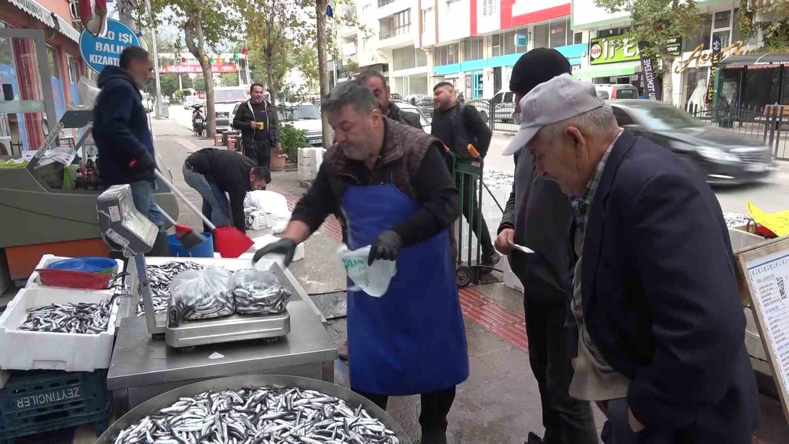 denize kiyisi olmayan sehirde hamsinin kilosu 50 tlye dustu vatandas poset poset aldi 2 lFsvJBZm