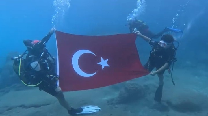 denizin altinda isaret diliyle istiklal marsini okudular 3 lDOP5q21