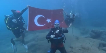 denizin-altinda-isaret-diliyle-istiklal-marsini-okudular-aj3JhJ4Q.jpg