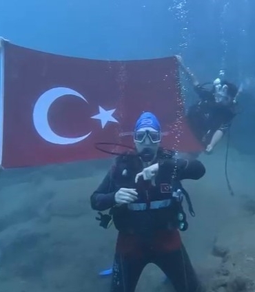 denizin-altinda-isaret-diliyle-istiklal-marsini-okudular-aj3JhJ4Q.jpg