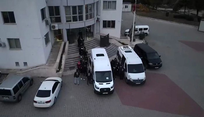 denizli merkezli 6 ilde duzenlenen dolandiricilik operasyonunda 16 zanli tutuklandi 1 tP2thXY5
