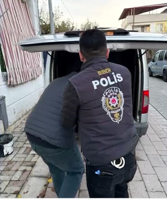 denizli merkezli 6 ilde duzenlenen dolandiricilik operasyonunda 16 zanli tutuklandi 5 zQZBdHLW