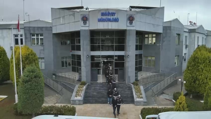 Denizli’de 31 üyesi tutuklanan suç örgütüne 2. dalga operasyon: Gözaltına alınan 17 kişiden 12’si tutuklandı 8 denizlide 31 uyesi tutuklanan suc orgutune 2 dalga operasyon gozaltina alinan 17 kisiden 12si Iyc4UDpH