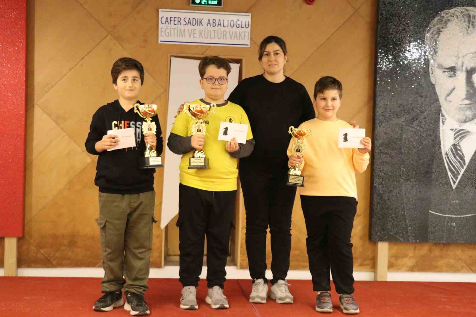 Denizli’de 4. Geleneksel Muharrem Çamlı Anı Satranç Turnuvası gerçekleştirildi 9 denizlide 4 geleneksel muharrem camli ani satranc turnuvasi gerceklestirildi 5 CgR9HzG7