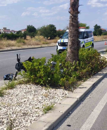 denizlide-agaca-carpan-motosikletin-surucusu-agir-yaralandi-ZC8SV2fl.jpg