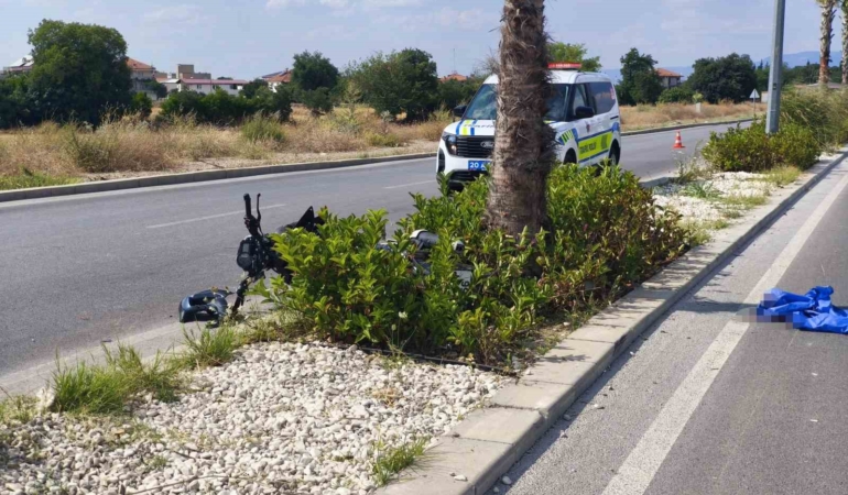 denizlide-agaca-carpan-motosikletin-surucusu-agir-yaralandi-ZC8SV2fl.jpg