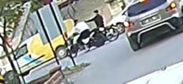 denizlide akil almaz kaza sinyali koluyla verince motosikletliyi yere dusurdu 1