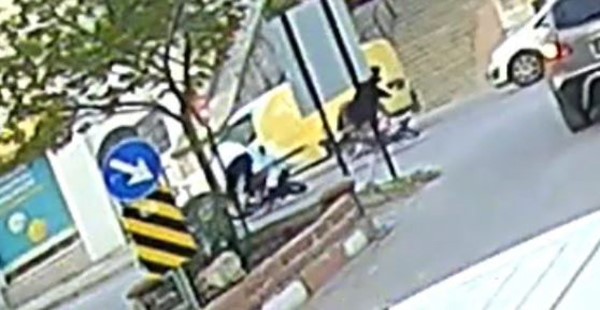 denizlide akil almaz kaza sinyali koluyla verince motosikletliyi yere dusurdu 2 KLHSrVzH