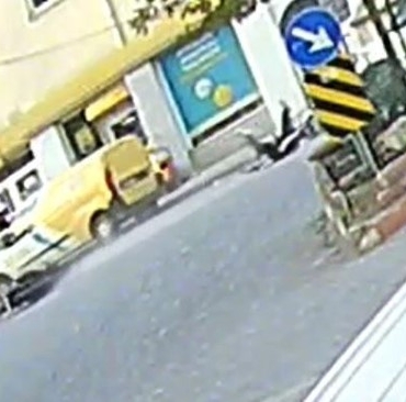 denizlide-akil-almaz-kaza-sinyali-koluyla-verince-motosikletliyi-yere-dusurdu-kzD5EAam.jpg