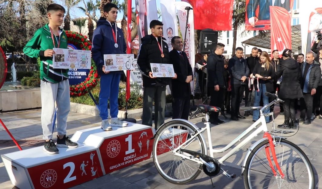 denizlide ataturk yol kosusu cekismeye sahne oldu 3 eXZ56GUQ