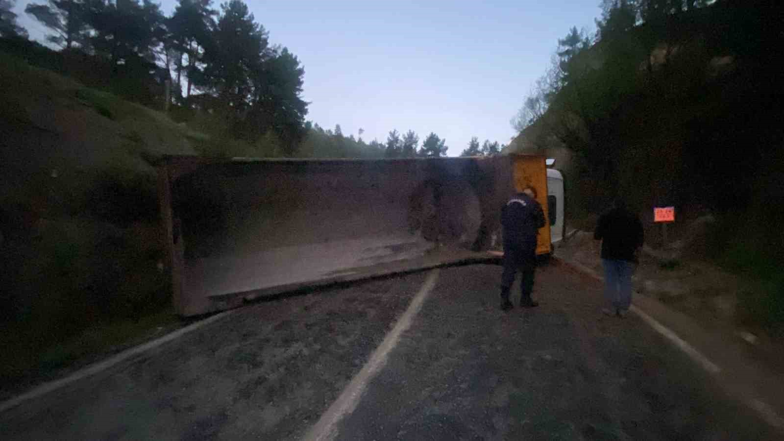 Denizli’de hafriyat kamyonu devrildi: 1 ölü 5 denizlide hafriyat kamyonu devrildi 1 olu 1 BnPTUdlY