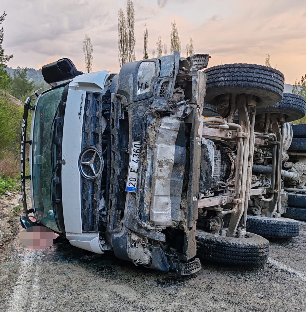 Denizli’de hafriyat kamyonu devrildi: 1 ölü 9 denizlide hafriyat kamyonu devrildi 1 olu 5 dJFCR9B3