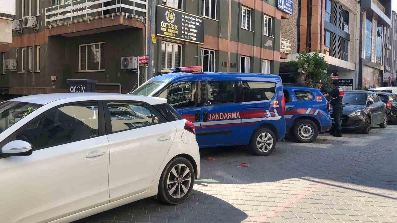 Denizli’de jandarmadan uyuşturucu baskını: Baro başkanı ve 11 avukat gözaltına alındı 9 denizlide jandarmadan uyusturucu baskini baro baskani ve 11 avukat gozaltina alindi 5 qsBerWi9
