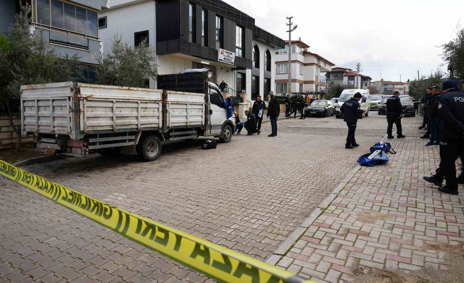 Denizli’de kamyonda tüfekle vurulmuş halde ölü bulundu 4 denizlide kamyonda tufekle vurulmus halde olu bulundu 0 PZURUF8r