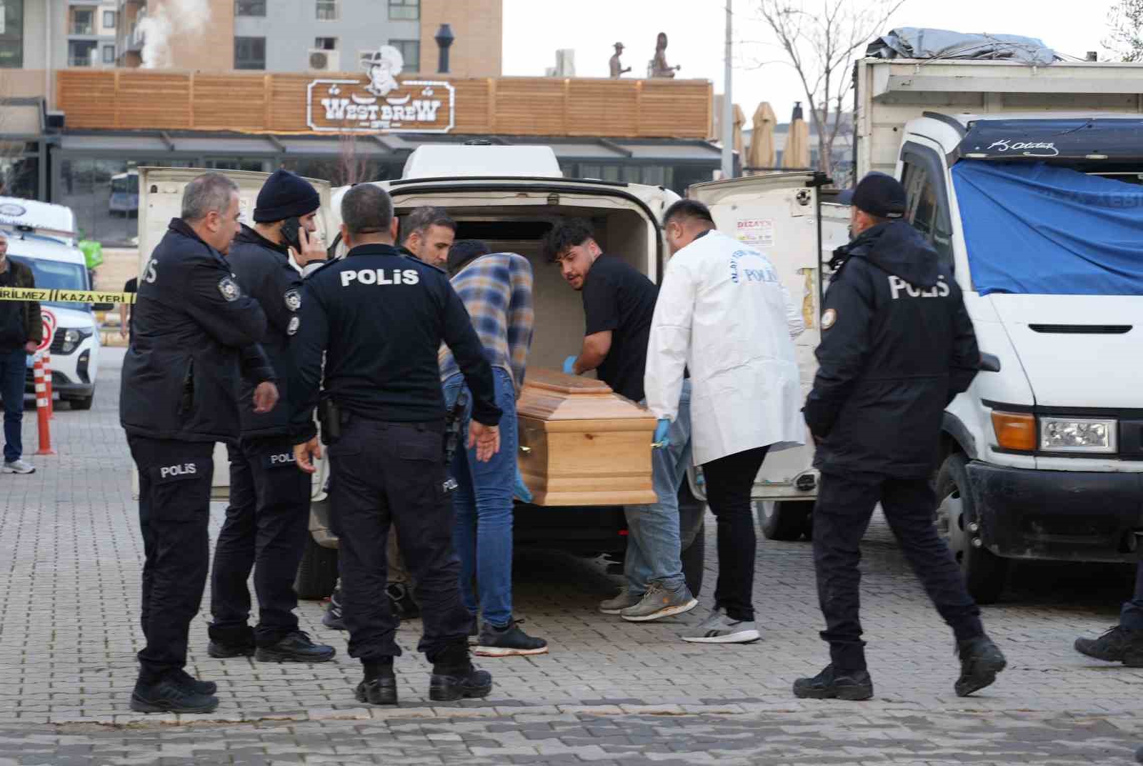 Denizli’de kamyonda tüfekle vurulmuş halde ölü bulundu 9 denizlide kamyonda tufekle vurulmus halde olu bulundu 5 aVb7Gt95