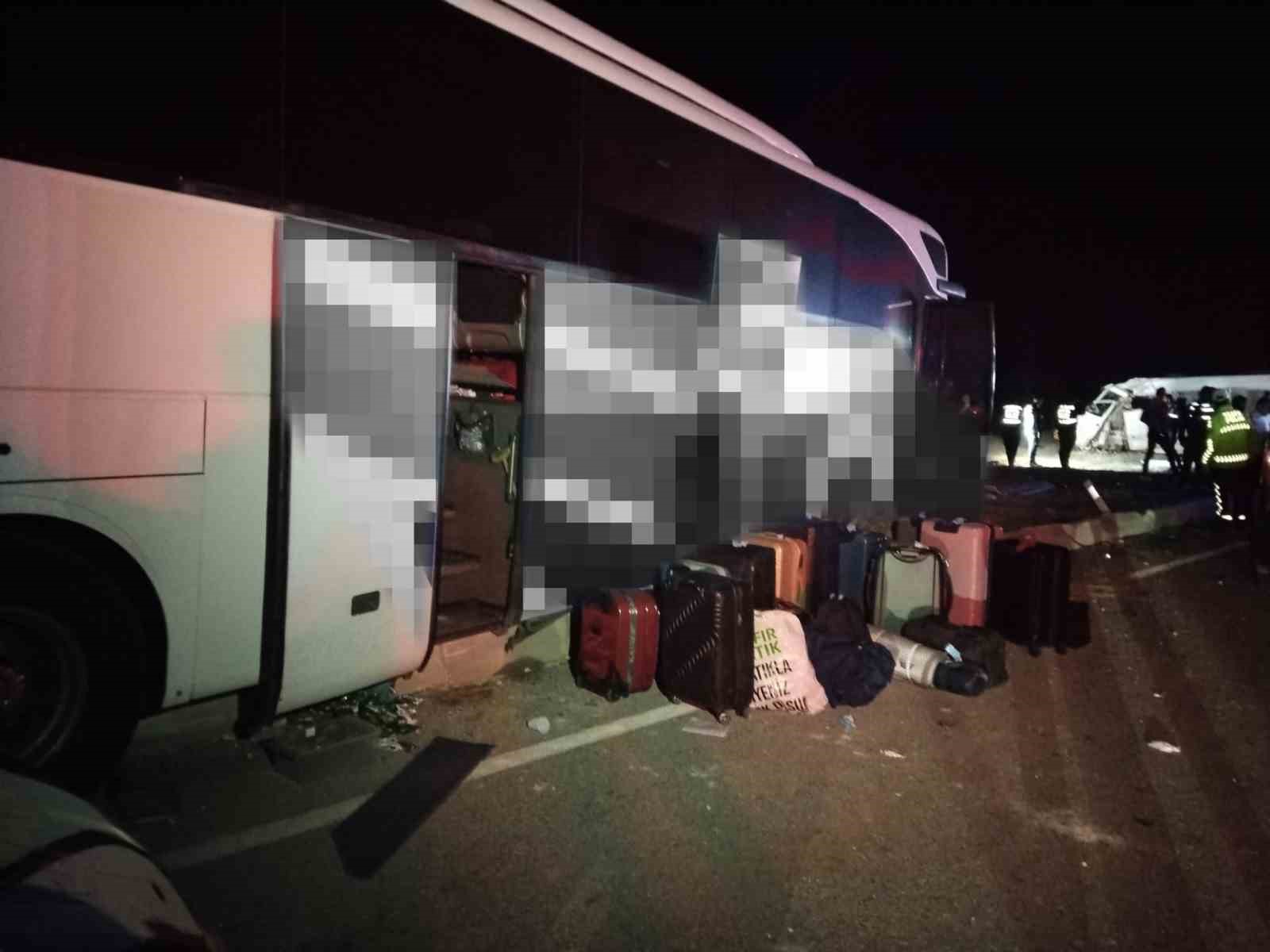 denizlide minibus yolcu otobusuyle carpisti 1 olu 13 yarali 11 EVLGZ22X