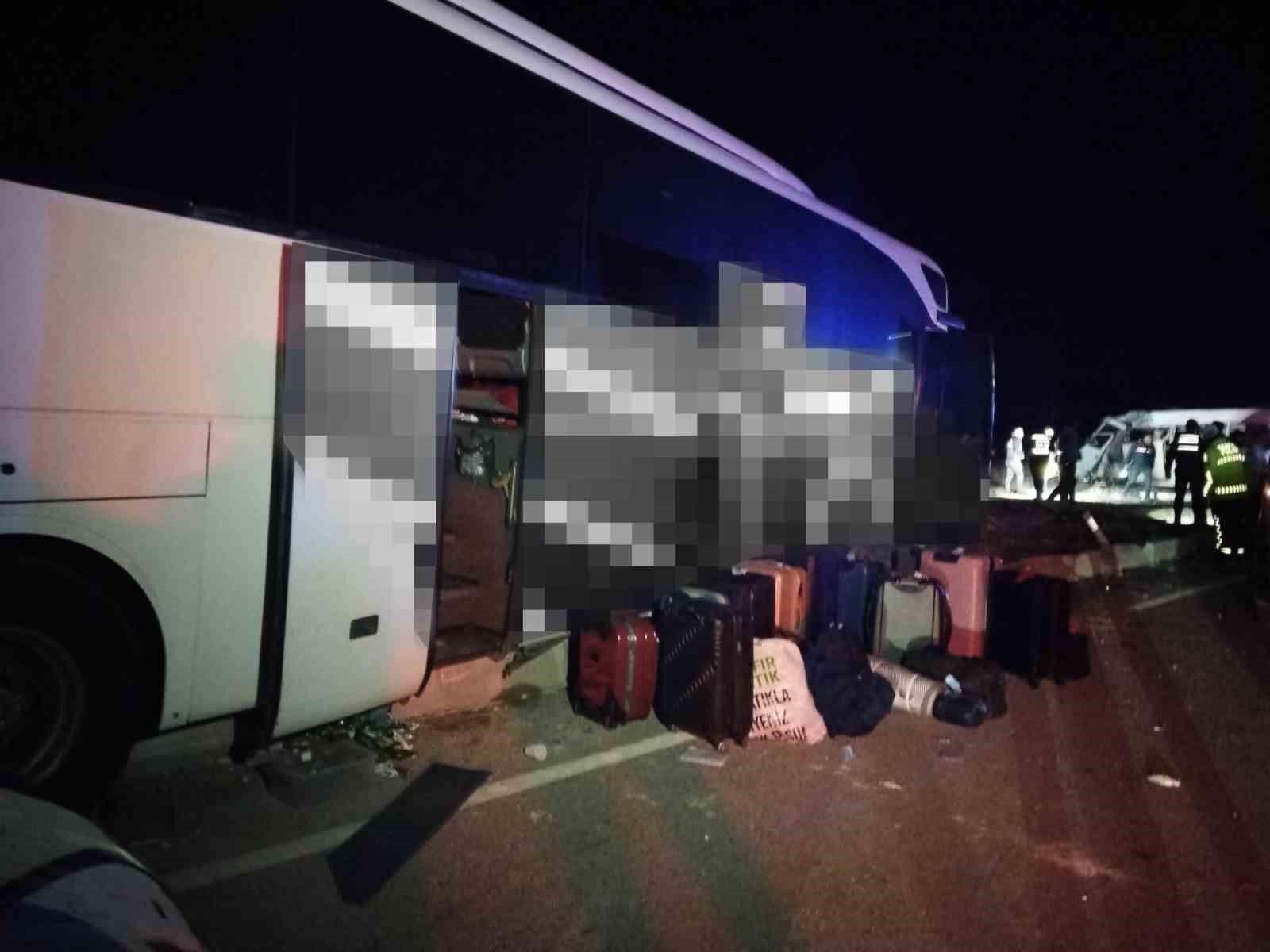 denizlide minibus yolcu otobusuyle carpisti 1 olu 13 yarali 12 ZS9bZUwQ