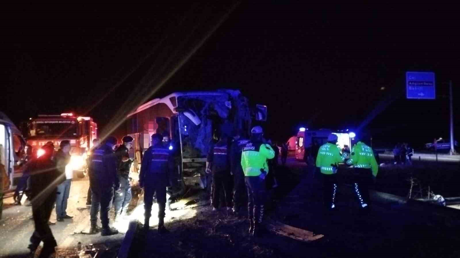 denizlide minibus yolcu otobusuyle carpisti 1 olu 13 yarali 14 Jj7BJF86