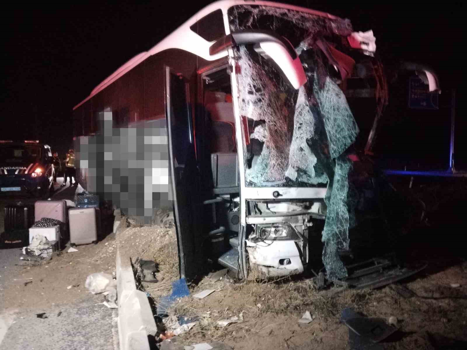denizlide minibus yolcu otobusuyle carpisti 1 olu 13 yarali 2 5gp1iCD7