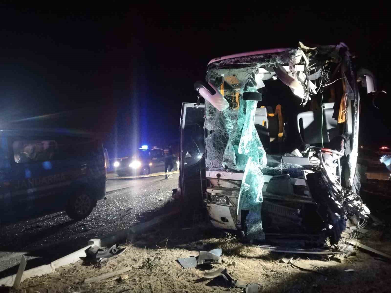 denizlide minibus yolcu otobusuyle carpisti 1 olu 13 yarali 3 3pf4aYch