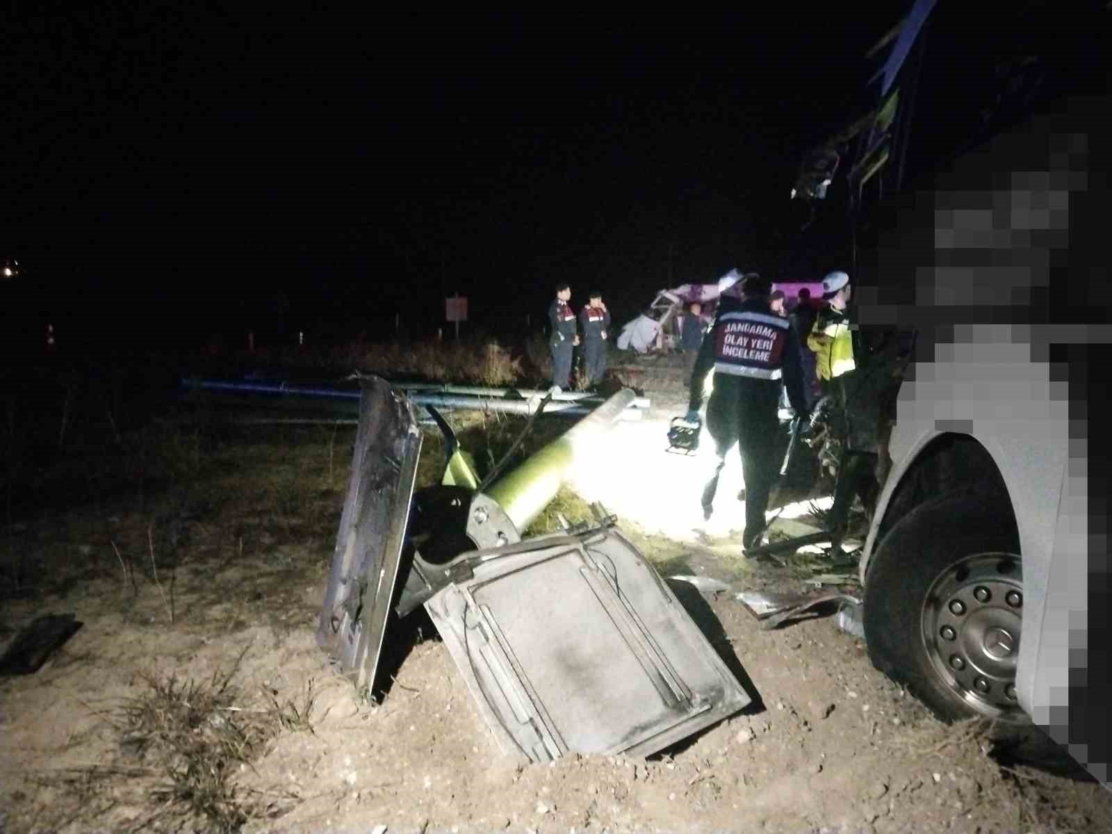 denizlide minibus yolcu otobusuyle carpisti 1 olu 13 yarali 4 DjrqrFXH