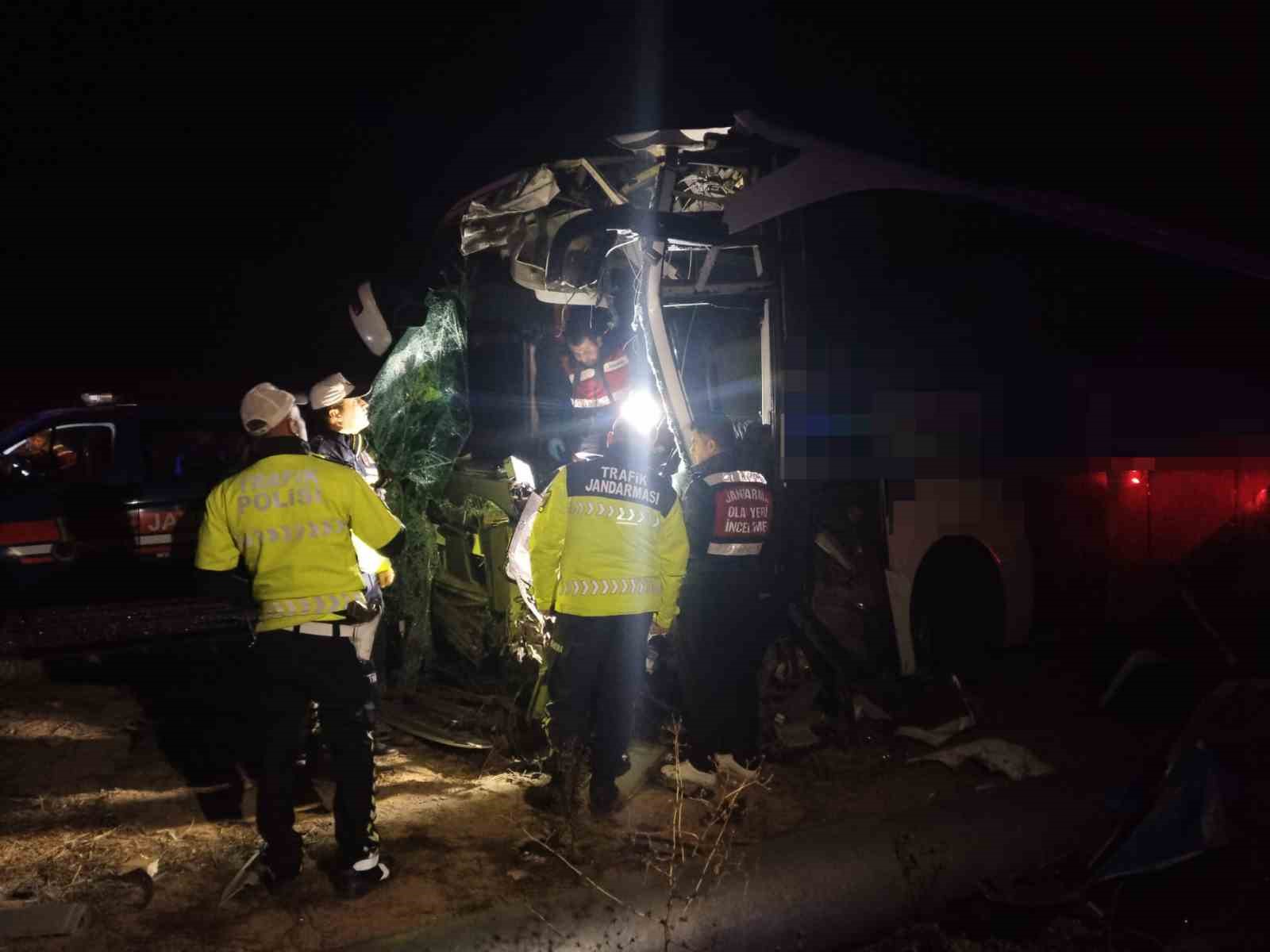 denizlide minibus yolcu otobusuyle carpisti 1 olu 13 yarali 5