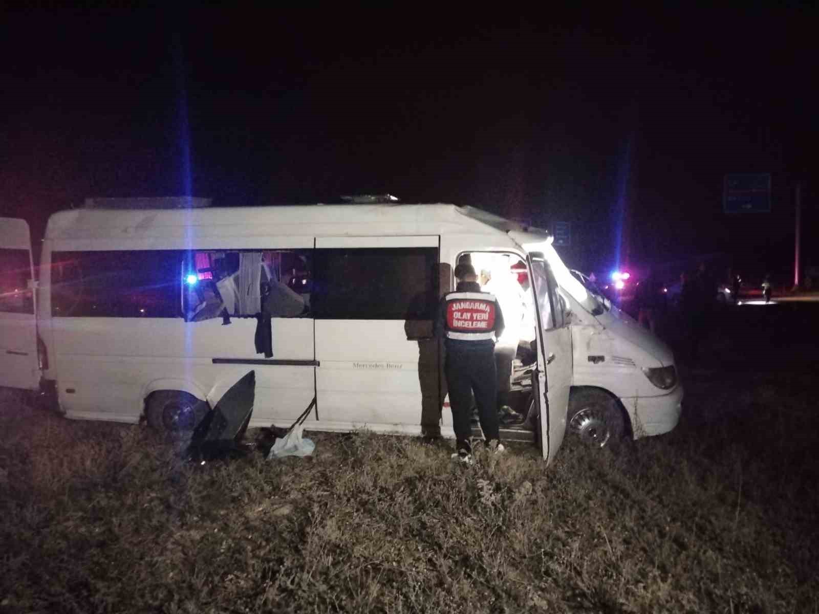 denizlide minibus yolcu otobusuyle carpisti 1 olu 13 yarali 6 zzH9I3tr