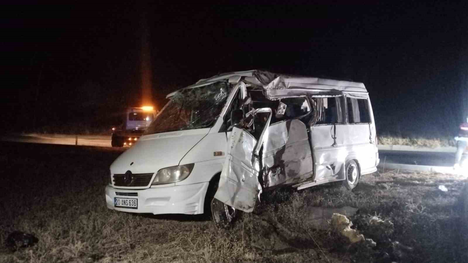 denizlide minibus yolcu otobusuyle carpisti 1 olu 13 yarali 8 PhUzFLsv