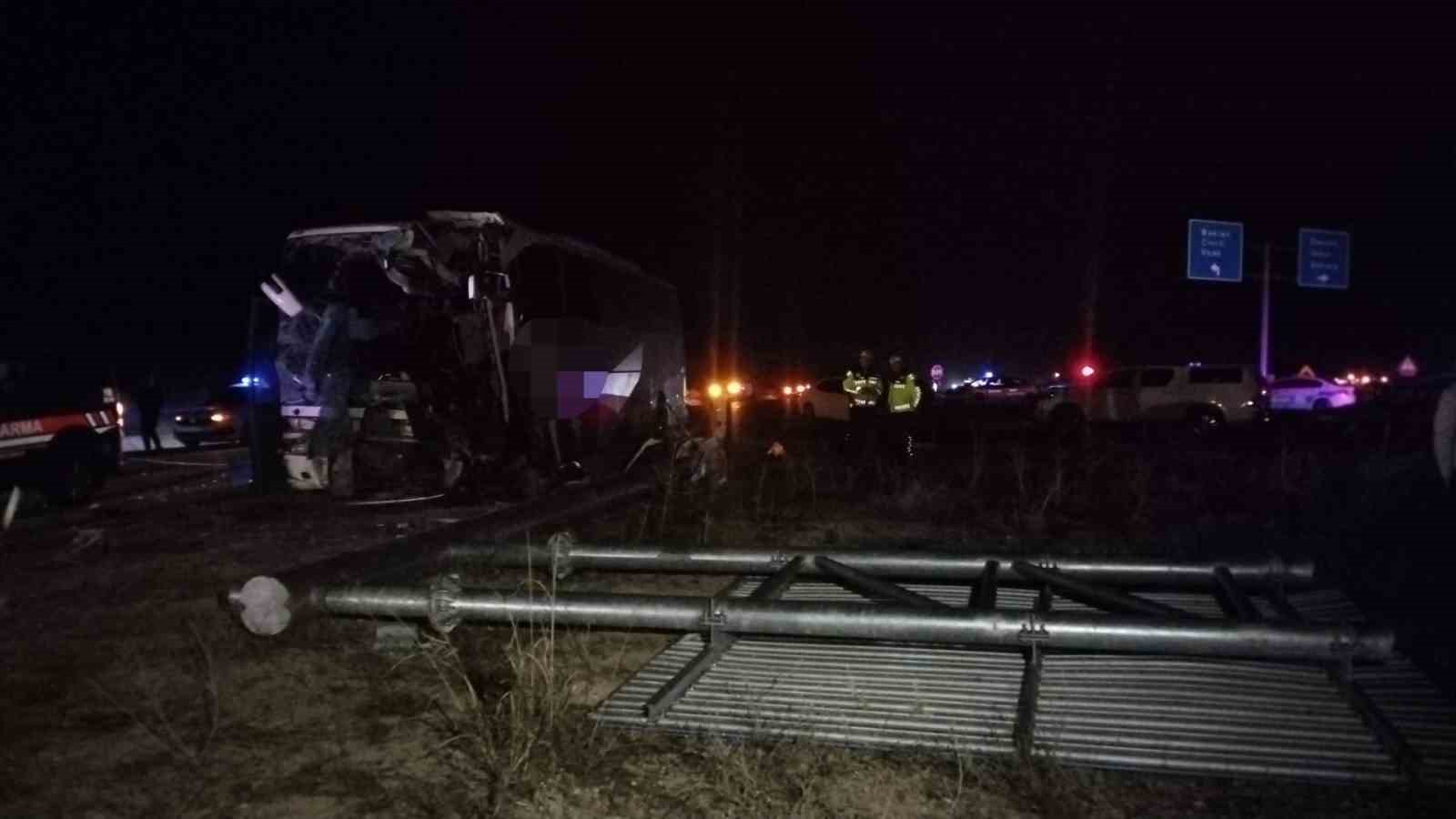 denizlide minibus yolcu otobusuyle carpisti 1 olu 13 yarali 9 6l6uORNY