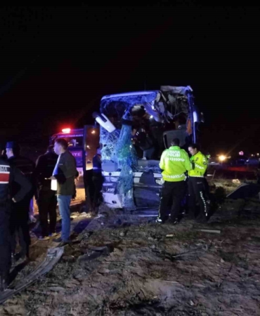 denizlide-minibus-yolcu-otobusuyle-carpisti-1-olu-13-yarali-ncC3iJgN.jpg