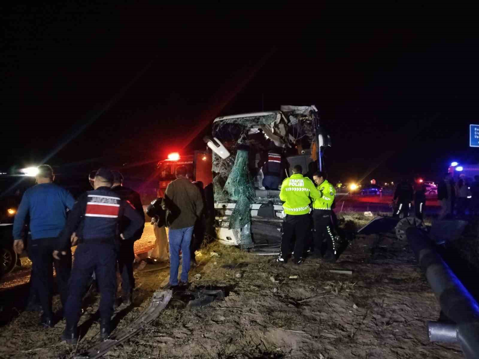 denizlide minibus yolcu otobusuyle carpisti yaralilar var 0 JKLsygmF