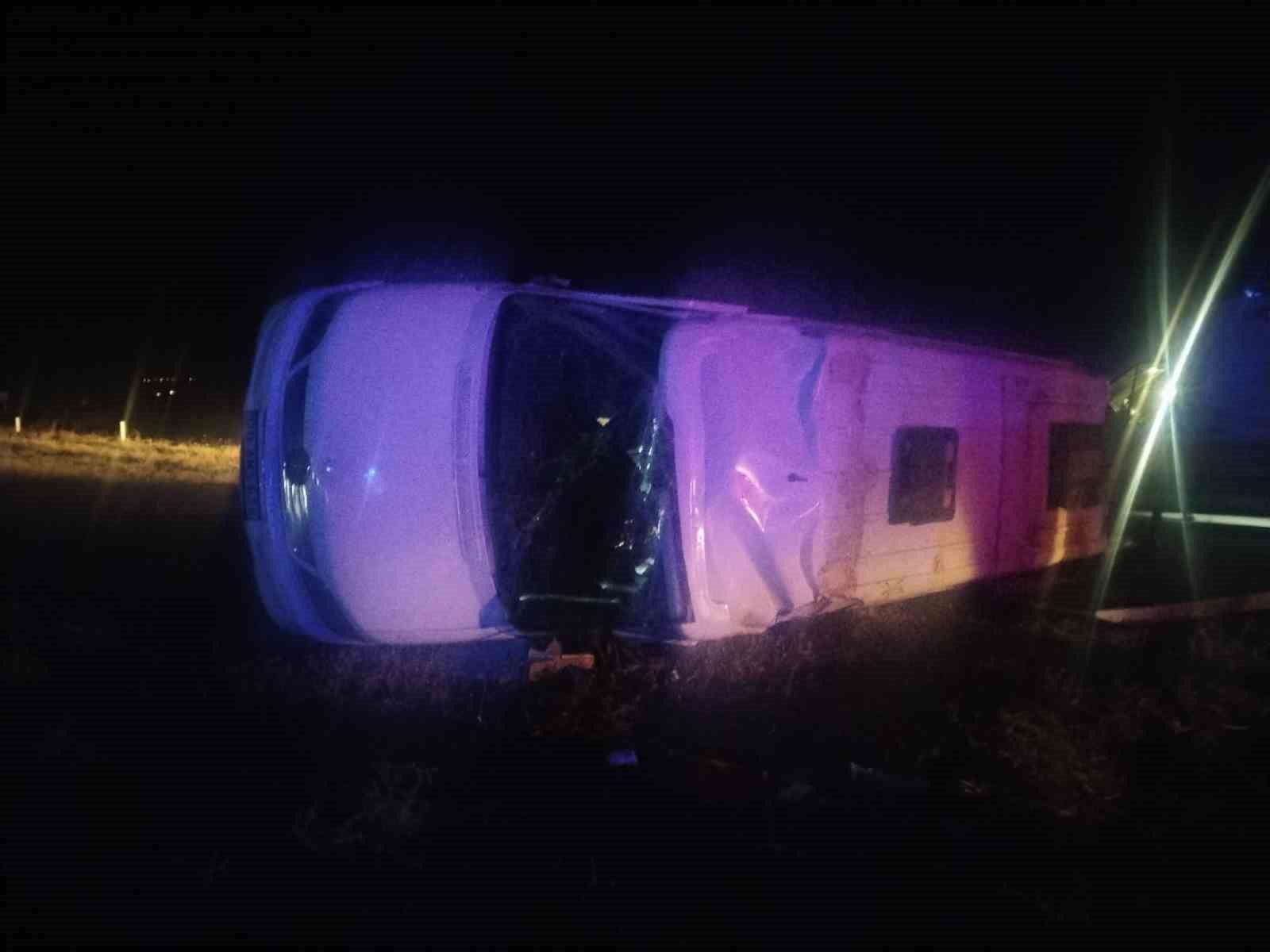 denizlide minibus yolcu otobusuyle carpisti yaralilar var 2