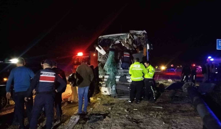 denizlide-minibus-yolcu-otobusuyle-carpisti-yaralilar-var-KkjimgLO.jpg