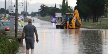 denizlide-saganak-nedeniyle-karayolu-ulasima-kapandi-3yvVAV9Z.jpg