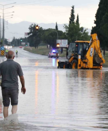 denizlide-saganak-nedeniyle-karayolu-ulasima-kapandi-3yvVAV9Z.jpg
