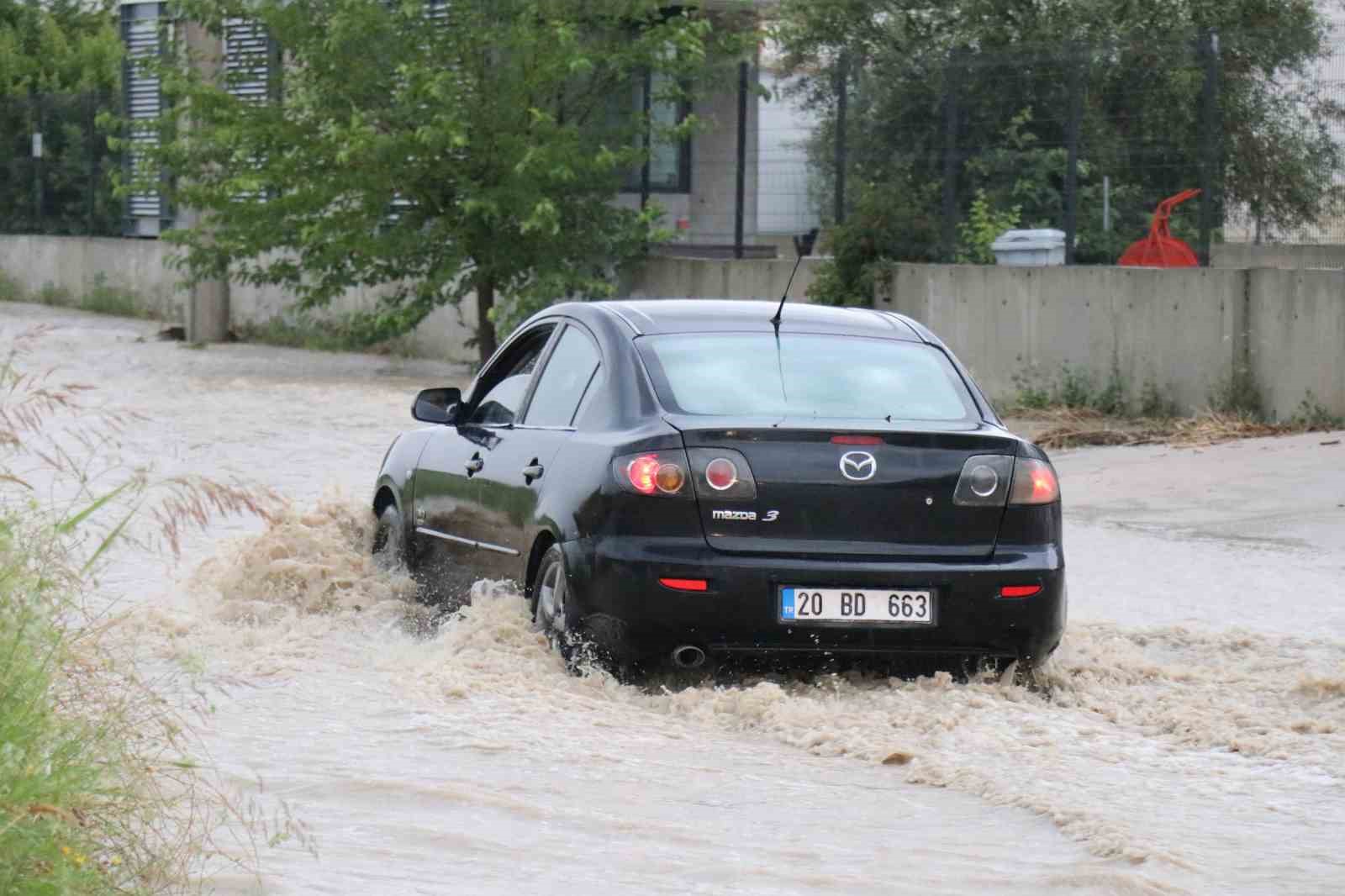 Denizli’de sağanak nedeniyle karayolu ulaşıma kapandı 9 denizlide saganak nedeniyle karayolu ulasima kapandi 5 HbkbLY6G