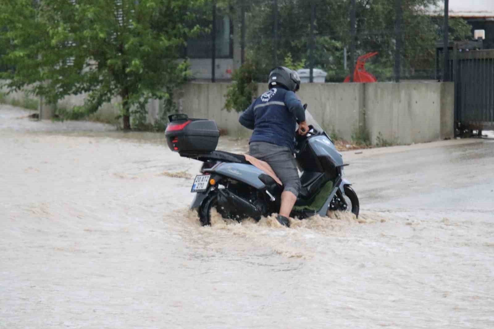 Denizli’de sağanak nedeniyle karayolu ulaşıma kapandı 10 denizlide saganak nedeniyle karayolu ulasima kapandi 6 1hSmn4JN