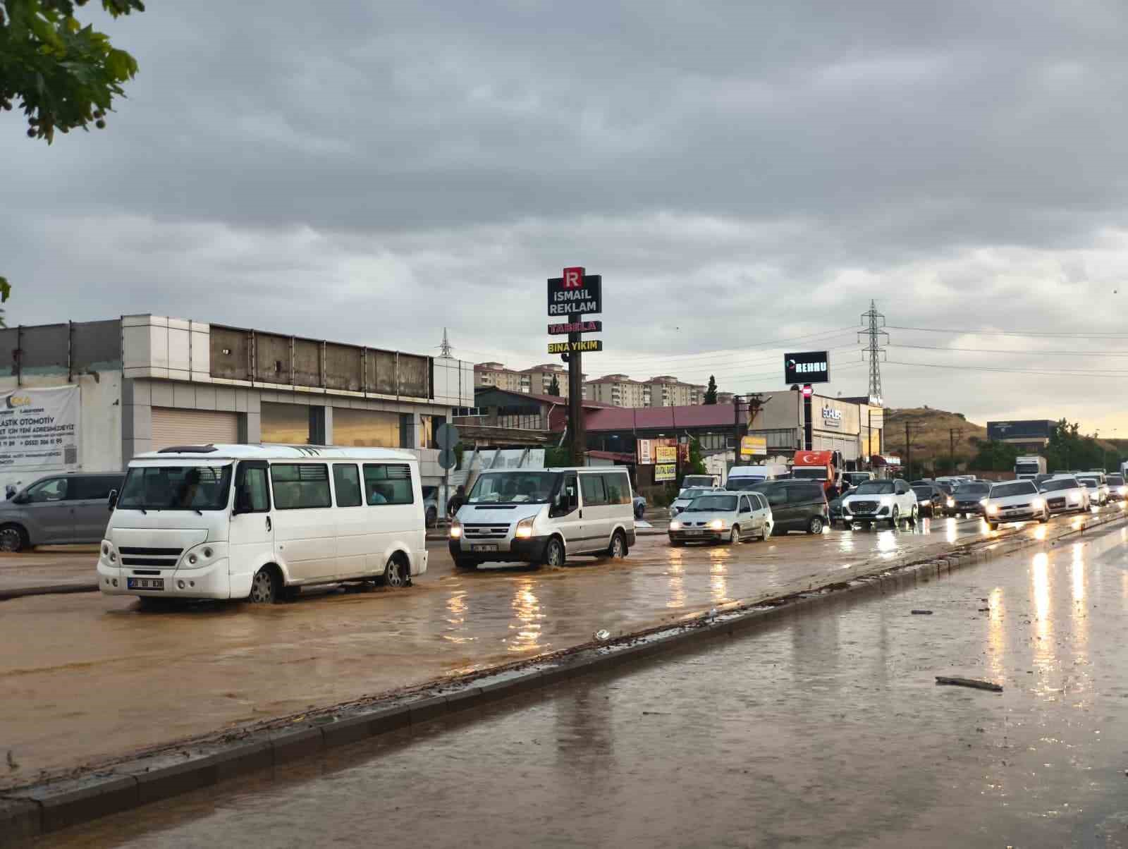 Denizli’de sağanak nedeniyle karayolu ulaşıma kapandı 13 denizlide saganak nedeniyle karayolu ulasima kapandi 9 CfQ3emWb