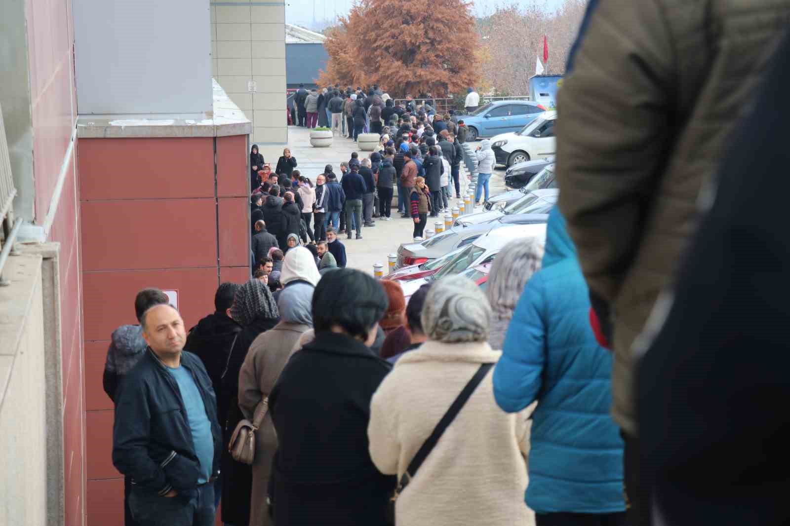 denizlide zincir marketin indirimli acilisi geceden sabaha kuyruk olusturdu 1 bknYk1Ua