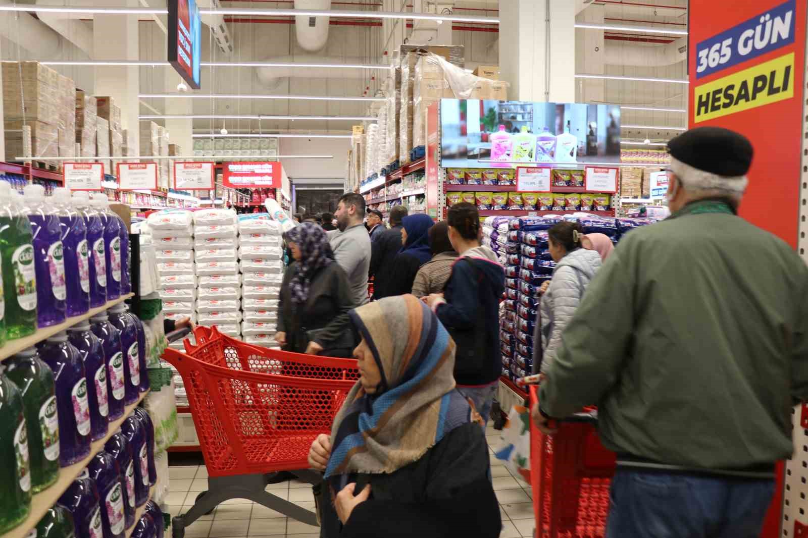 denizlide zincir marketin indirimli acilisi geceden sabaha kuyruk olusturdu 10 fw9bhTHe