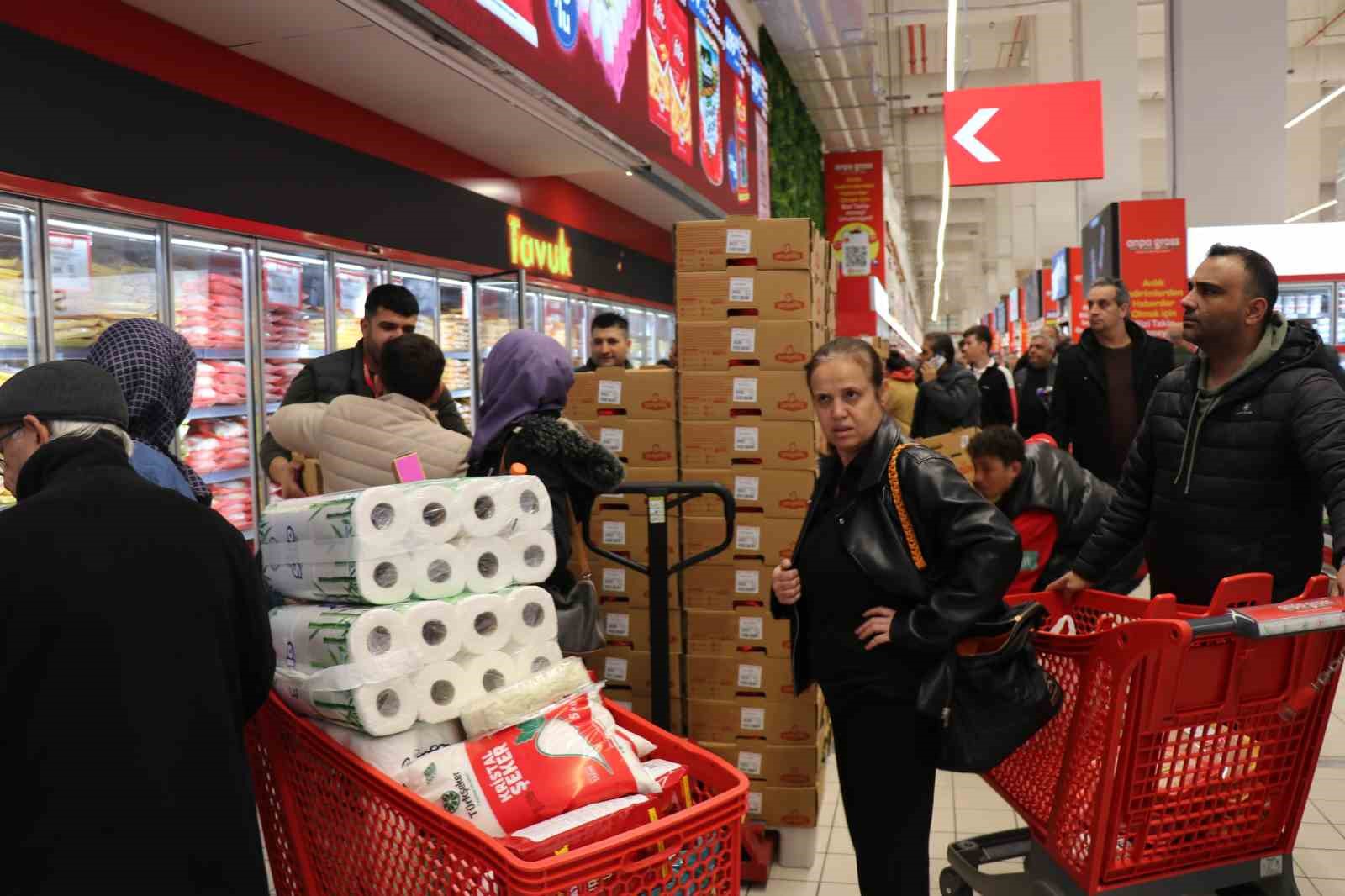 denizlide zincir marketin indirimli acilisi geceden sabaha kuyruk olusturdu 11 rtlHUq8L
